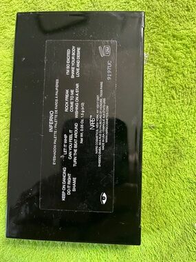 NARS Inferno Eyeshadow Palette - Black